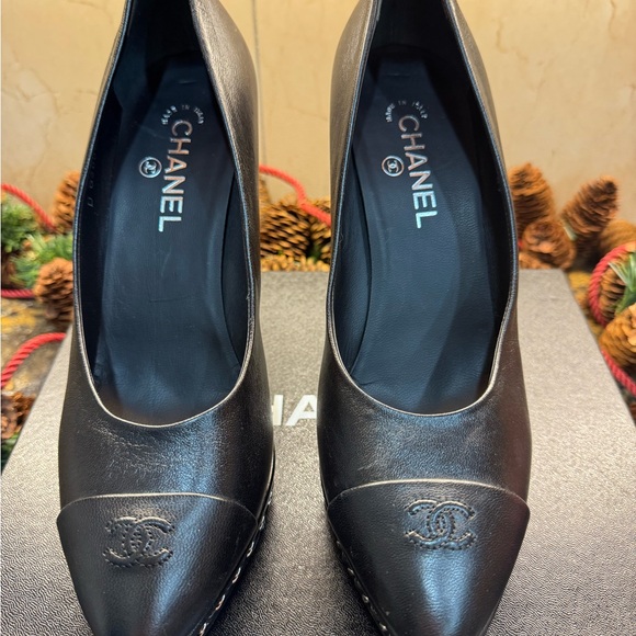 CHANEL Black Chain and Stiletto pumps 4 in. heel.  chain  Italy 42 (US 11.5) EUC - Picture 3 of 9